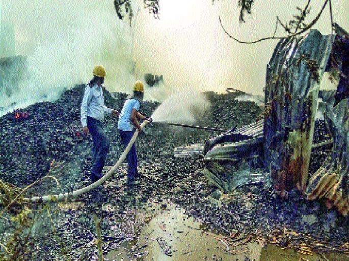 Fire at the Chikhliyat Door factory, loss of millions of rupees | चिखलीत दरवाजाच्या कारखान्याला आग, लाखो रुपयांचे नुकसान Fire at the Chikhliyat Door factory, loss of millions of rupees | चिखलीत दरवाजाच्या कारखान्याला आग, लाखो रुपयांचे नुकसान