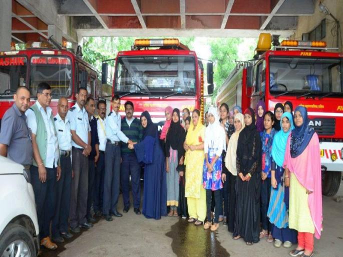 Muslim women built for police and fire fighting personnel | मुस्लीम महिलांनी पोलीस, अग्निशामक दलाच्या जवानांना बांधली राखी