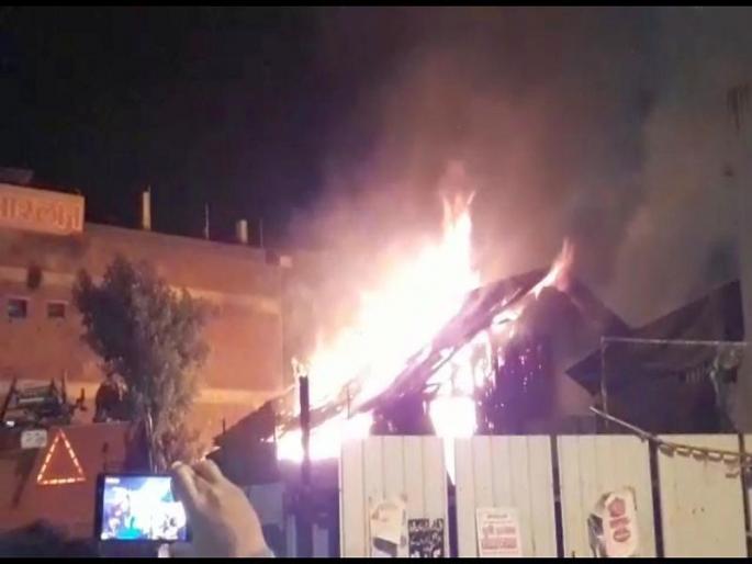 The fury of fire in the old Nashik midnight; Four family members, Beiririch | जुन्या नाशकात मध्यरात्री उडाला आगीचा भडका; चार कुटुंबांचा संसार बेचिराख