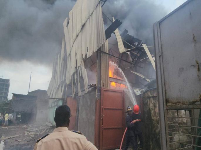 Bhiwandi dyeing company caught fire cause of the fire is still unclear | भिवंडीत डाईंग कंपनीला भीषण आग; आगीचे कारण अद्याप अस्पष्ट Bhiwandi dyeing company caught fire cause of the fire is still unclear | भिवंडीत डाईंग कंपनीला भीषण आग; आगीचे कारण अद्याप अस्पष्ट