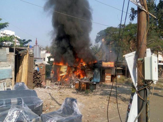 The shopkeepers of fireworks scrap shop at CIDCO | सिडको येथे भंगारमालाचे दुकान आगीच्या भक्ष्यस्थानी The shopkeepers of fireworks scrap shop at CIDCO | सिडको येथे भंगारमालाचे दुकान आगीच्या भक्ष्यस्थानी