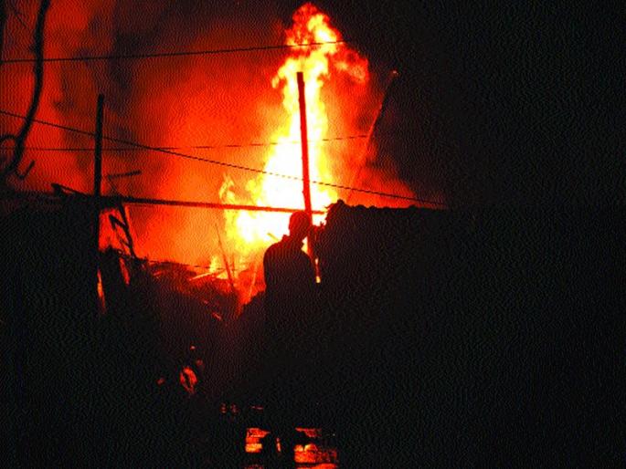 Cracked smoke and incest, 75 fire incidents in last year | भ्रष्टाचाराचा धूर आणि अनास्थेची, गतवर्षात 75 आगीच्या घटना Cracked smoke and incest, 75 fire incidents in last year | भ्रष्टाचाराचा धूर आणि अनास्थेची, गतवर्षात 75 आगीच्या घटना