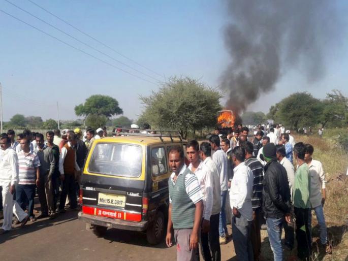 Youth killed on a road-breaking road; The mob burnt a tempo | भरधाव टेम्पोच्या धडकेत दुगाव-गिरणारे रस्त्यावर युवक ठार; जमावाने टेम्पो पेटवून दिला Youth killed on a road-breaking road; The mob burnt a tempo | भरधाव टेम्पोच्या धडकेत दुगाव-गिरणारे रस्त्यावर युवक ठार; जमावाने टेम्पो पेटवून दिला