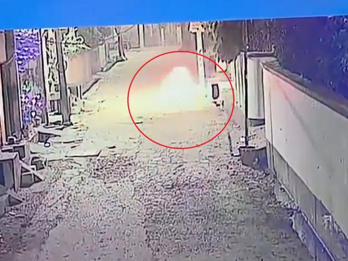 UP News Video: Wife did not open the door of the house on Diwali night, angry husband set himself on fire | Video: दिवाळीच्या रात्री पत्नीने घराचा दरवाजा उघडला नाही, संतापलेल्या पतीने पेटवून घेतले... UP News Video: Wife did not open the door of the house on Diwali night, angry husband set himself on fire | Video: दिवाळीच्या रात्री पत्नीने घराचा दरवाजा उघडला नाही, संतापलेल्या पतीने पेटवून घेतले...