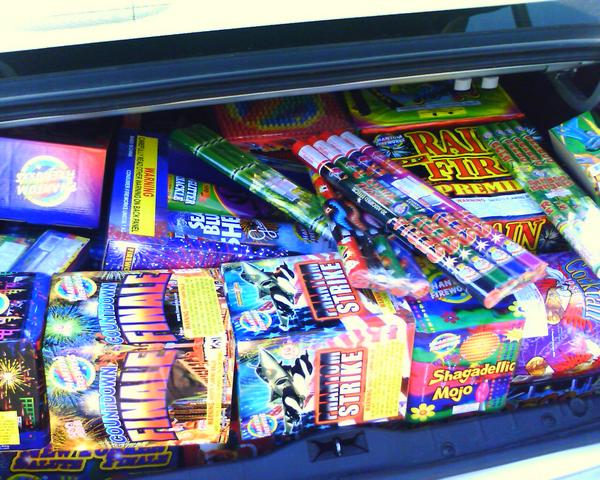 Lockdown News: Firecrackers transported in Ulhasnagar, crime registered | Lockdown News: उल्हासनगरात चक्क फटाक्याची वाहतूक, गुन्हा दाखल Lockdown News: Firecrackers transported in Ulhasnagar, crime registered | Lockdown News: उल्हासनगरात चक्क फटाक्याची वाहतूक, गुन्हा दाखल