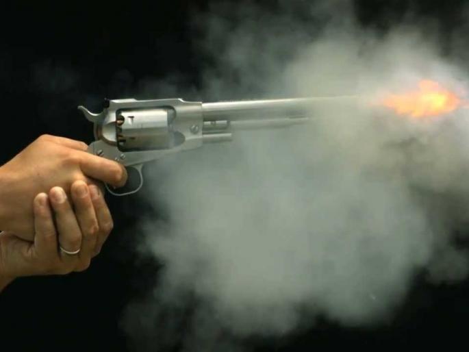 Firing On Steel company manager, attacker flees on bike, case registered | स्टील कंपनीत घुसून व्यवस्थापकाला घातल्या गोळ्या, हल्लेखोर दुचाकीवरून फरार, गुन्हा दाखल Firing On Steel company manager, attacker flees on bike, case registered | स्टील कंपनीत घुसून व्यवस्थापकाला घातल्या गोळ्या, हल्लेखोर दुचाकीवरून फरार, गुन्हा दाखल