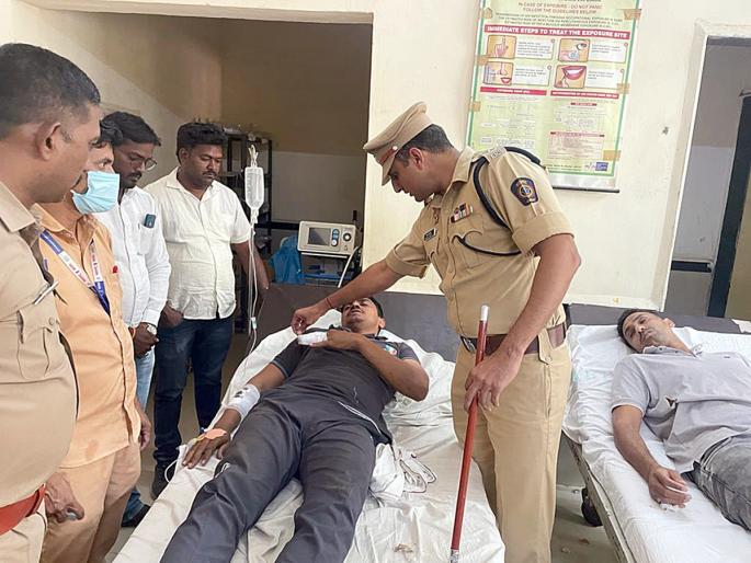 A sword attack by robbers hiding in a field; A robber injured in police firing | शेतात लपलेल्या दरोडेखोरांचा तलवारीने हल्ला; पोलिसांच्या गोळीबारात एक दरोडेखोर जखमी