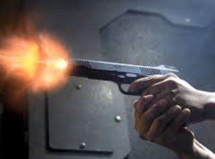 As the child was not given food, the child shot the mother and took her life | जेवण दिले नाही म्हणून मुलाने आईवर झाडली गोळी अन् घेतला जीव  As the child was not given food, the child shot the mother and took her life | जेवण दिले नाही म्हणून मुलाने आईवर झाडली गोळी अन् घेतला जीव