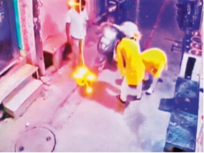 Teenager among two killed, 10-year-old boy injured in firing in Delhi's Shahdara | आधी चरणस्पर्श, मग थेट छातीत झाडल्या गाेळ्या Teenager among two killed, 10-year-old boy injured in firing in Delhi's Shahdara | आधी चरणस्पर्श, मग थेट छातीत झाडल्या गाेळ्या