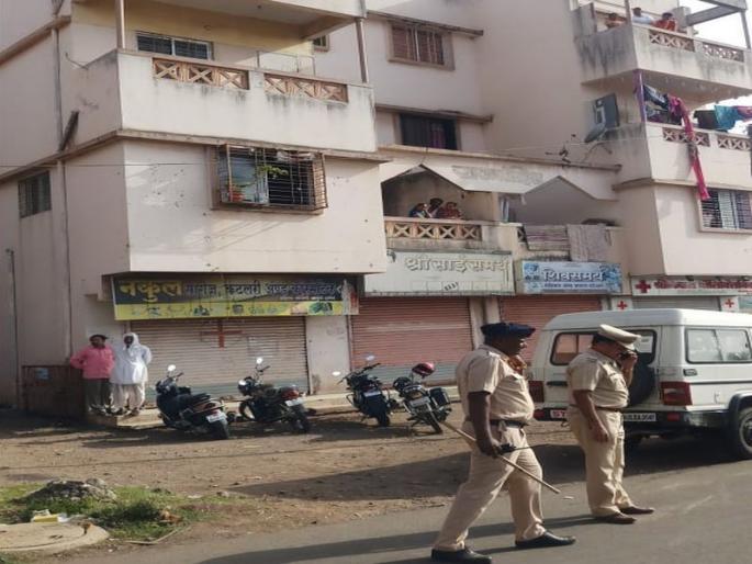 Fake shot fencing on policemen | कौटुंबिक वादातून पोलिसाचा सावत्र मुलांवर केला गोळीबार Fake shot fencing on policemen | कौटुंबिक वादातून पोलिसाचा सावत्र मुलांवर केला गोळीबार