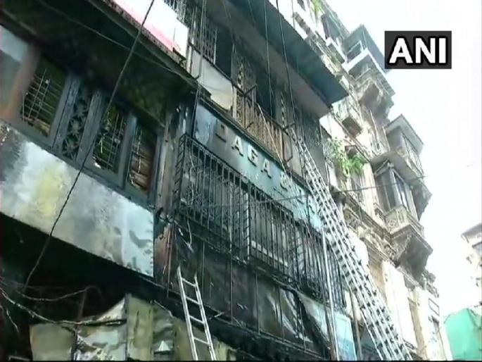 Fire at the Pahudhini in Mumbai, 14 fire stations of firefighters | मुंबईतील पायधुनी येथे इमारतीला आग, अग्निशमन दलाचे 14 बंब घटनास्थळी Fire at the Pahudhini in Mumbai, 14 fire stations of firefighters | मुंबईतील पायधुनी येथे इमारतीला आग, अग्निशमन दलाचे 14 बंब घटनास्थळी