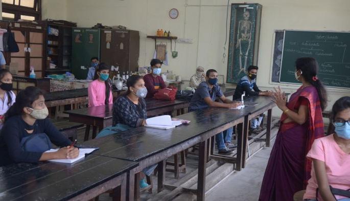 The ‘Corona Effect’ appeared on the first day, Less presence in colleges | पहिल्याच दिवशी दिसला ‘कोरोना इफेक्ट’,  महाविद्यालयांत तोकडी उपस्थिती  The ‘Corona Effect’ appeared on the first day, Less presence in colleges | पहिल्याच दिवशी दिसला ‘कोरोना इफेक्ट’,  महाविद्यालयांत तोकडी उपस्थिती
