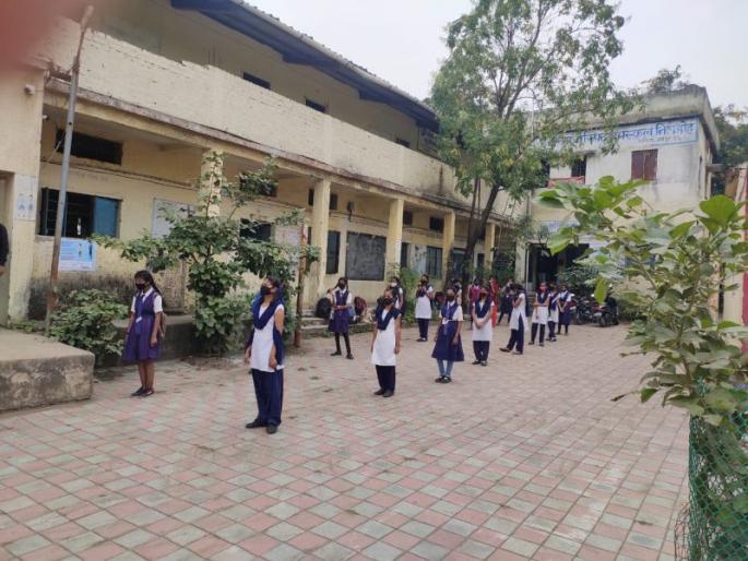 Attendance of 16,198 students on the first day in Nagpur | नागपुरात पहिल्याच दिवशी १६,१९८ विद्यार्थ्यांची उपस्थिती Attendance of 16,198 students on the first day in Nagpur | नागपुरात पहिल्याच दिवशी १६,१९८ विद्यार्थ्यांची उपस्थिती
