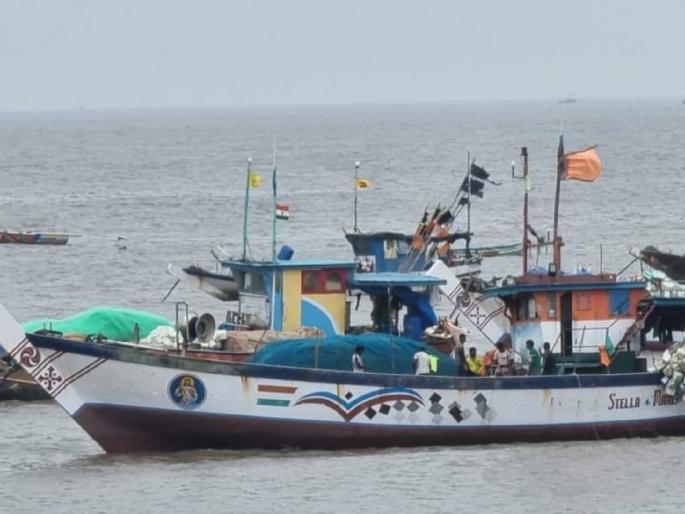 Transponders to be installed on 2000 boats in Ratnagiri district | रत्नागिरी जिल्ह्यातील दोन हजार नौकांवर बसणार ट्रान्सपॉन्डर, काय फायदा होणार.. वाचा Transponders to be installed on 2000 boats in Ratnagiri district | रत्नागिरी जिल्ह्यातील दोन हजार नौकांवर बसणार ट्रान्सपॉन्डर, काय फायदा होणार.. वाचा