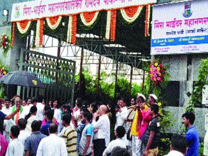 Fish marketers should also be bought in new markets; Sarnaik's demand | नव्या बाजारात मासळी विक्रेत्यांनाही घ्यावे; सरनाईक यांची मागणी Fish marketers should also be bought in new markets; Sarnaik's demand | नव्या बाजारात मासळी विक्रेत्यांनाही घ्यावे; सरनाईक यांची मागणी