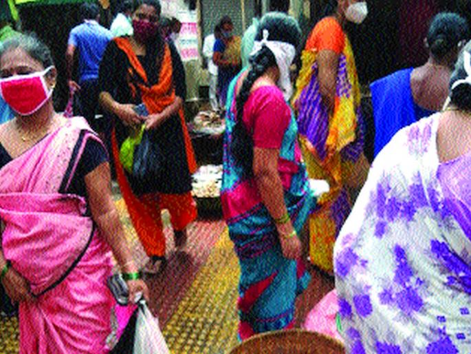 The social gap in the fish market | मासळी मार्केटमध्ये सामाजिक अंतराचा फज्जा The social gap in the fish market | मासळी मार्केटमध्ये सामाजिक अंतराचा फज्जा