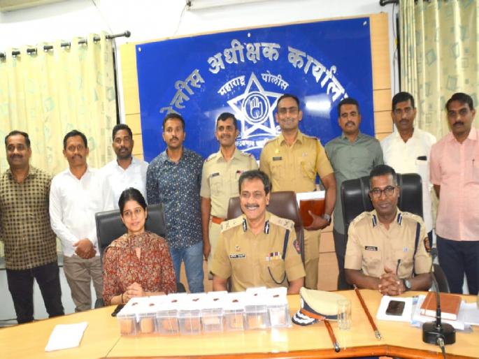 Whale vomit worth six crore seized in Sangli, suspects arrested in Sindhudurg district along with Sangli | सांगलीत पावणेसहा कोटीची व्हेल माशाची उलटी जप्त, सांगलीसह सिंधुदुर्ग जिल्ह्यातील संशयित अटकेत Whale vomit worth six crore seized in Sangli, suspects arrested in Sindhudurg district along with Sangli | सांगलीत पावणेसहा कोटीची व्हेल माशाची उलटी जप्त, सांगलीसह सिंधुदुर्ग जिल्ह्यातील संशयित अटकेत