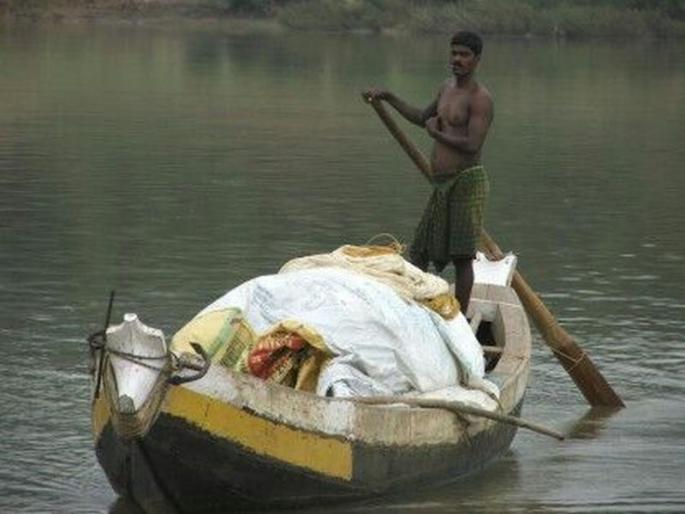 Sindhudurg: The rescue of four fishermen, in the coastal of Malvan, was destroyed | सिंधुदुर्ग : मालवण किनारी पात बुडाली, चार मच्छिमारांना वाचविण्यात यश Sindhudurg: The rescue of four fishermen, in the coastal of Malvan, was destroyed | सिंधुदुर्ग : मालवण किनारी पात बुडाली, चार मच्छिमारांना वाचविण्यात यश
