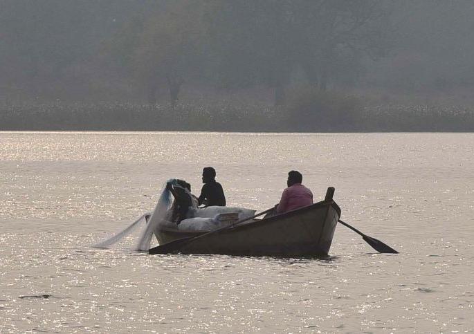 Shots fired from illegal fishing in Totladoh reservoir | तोतलाडोह जलाशयात अवैध मासेमारीतून पुन्हा चालल्या गोळ्या Shots fired from illegal fishing in Totladoh reservoir | तोतलाडोह जलाशयात अवैध मासेमारीतून पुन्हा चालल्या गोळ्या
