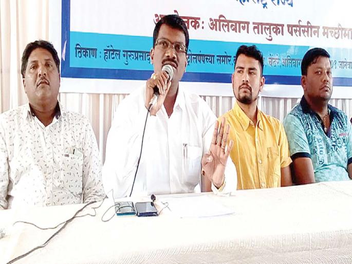 Fisheries again sparked conflict in the district | मासेमारीवरून जिल्ह्यात पुन्हा संघर्ष उफाळला Fisheries again sparked conflict in the district | मासेमारीवरून जिल्ह्यात पुन्हा संघर्ष उफाळला