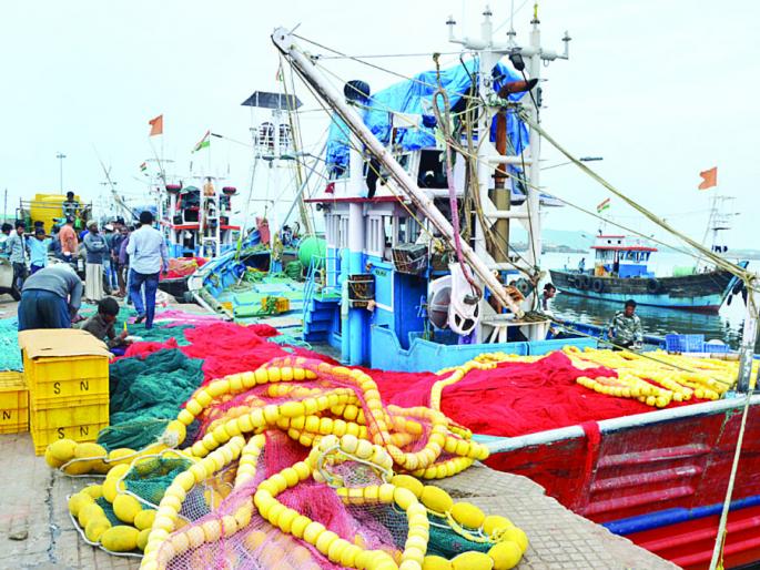 Luckily, the fishing boat at Sakhartar survived | साखरतर येथील मासेमारी नौका सुदैवाने बचावली Luckily, the fishing boat at Sakhartar survived | साखरतर येथील मासेमारी नौका सुदैवाने बचावली