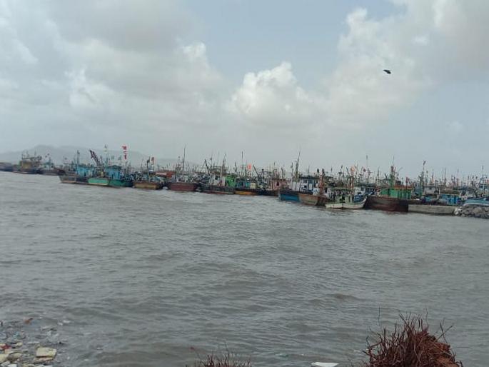 Raigad: Thousands of fishing boats flock to Sassoondock, Karanja-Mora-Kasara harbor for fishing to begin from August 1 | Raigad: १ ऑगस्टपासून सुरू होणाऱ्या मासेमारीसाठी ससुनडॉक, करंजा-मोरा-कसारा बंदरात हजारो मच्छीमार बोटींची लगबग  Raigad: Thousands of fishing boats flock to Sassoondock, Karanja-Mora-Kasara harbor for fishing to begin from August 1 | Raigad: १ ऑगस्टपासून सुरू होणाऱ्या मासेमारीसाठी ससुनडॉक, करंजा-मोरा-कसारा बंदरात हजारो मच्छीमार बोटींची लगबग
