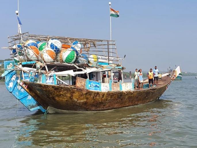 Diesel Price Hike Hits Uran Fishermen Hard 300 Boats Grounded as Fuel Costs Soar | डिझेल दरवाढीचा मासेमारीला 'शॉक'; ३०० बोटी बंदरातच उभ्या, महिनाभरात दरात ५१ रुपयांची वाढ Diesel Price Hike Hits Uran Fishermen Hard 300 Boats Grounded as Fuel Costs Soar | डिझेल दरवाढीचा मासेमारीला 'शॉक'; ३०० बोटी बंदरातच उभ्या, महिनाभरात दरात ५१ रुपयांची वाढ