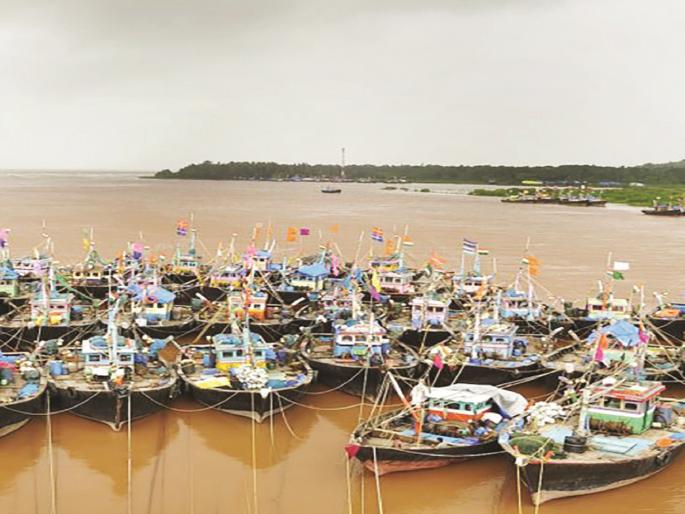 Due to decline in fishing, the market is also in crisis along with the fishermen | मासेमारी घटल्याने मच्छिमारांसह बाजारावरही संकट, मच्छिमार कर्जाच्या ओझ्याखाली Due to decline in fishing, the market is also in crisis along with the fishermen | मासेमारी घटल्याने मच्छिमारांसह बाजारावरही संकट, मच्छिमार कर्जाच्या ओझ्याखाली