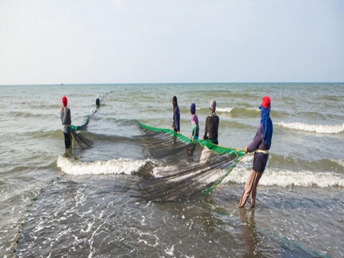 Economic crisis facing fishermen; Four months of fishing period wasted | मच्छीमारांसमोर आर्थिक संकट; चार महिन्यांचा मासेमारी कालावधी वाया