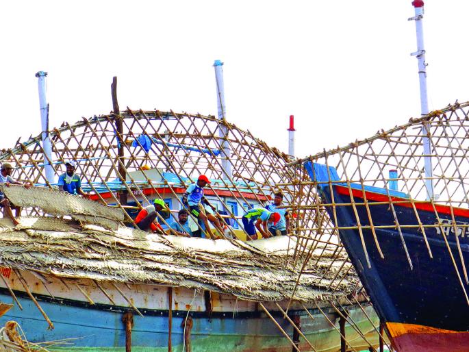 Action on illegal boats is just for show | बेकायदेशीर नौकांवर कारवाई केवळ दिखाव्यापुरती Action on illegal boats is just for show | बेकायदेशीर नौकांवर कारवाई केवळ दिखाव्यापुरती