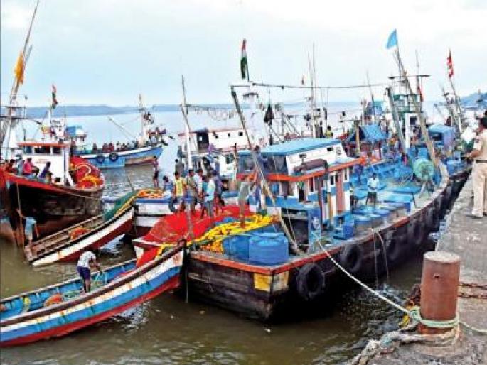 Shoot on sight orders Indian Navy declares fishing zone | दिसताच क्षणी गोळ्या घालण्याचे आदेश, भारतीय नौदलाकडून मासेमारी प्रतिबंधित क्षेत्र जाहीर