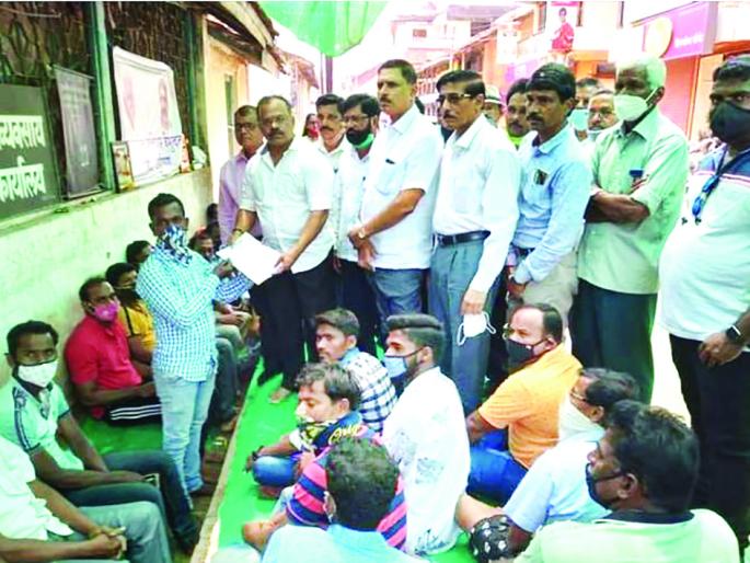 NCP office bearers pay homage to traditional fishermen's chain fast | पारंपरिक मच्छिमारांच्या साखळी उपोषणास राष्ट्रवादीच्या पदाधिकाऱ्यांनी दिली भेट