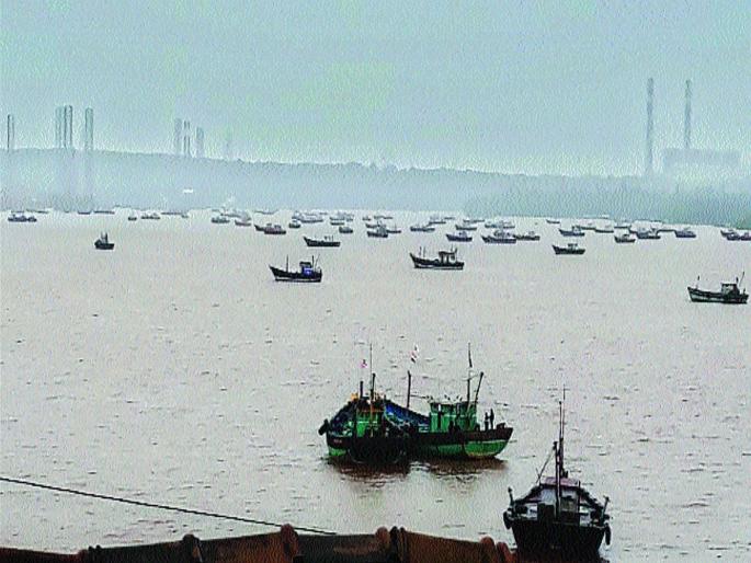 Local fishermen oppose to fish drop in Jaigad, loss of three crores | जयगड बंदरात मासळी उतरवण्यास स्थानिकांच्या विरोधामुळे मच्छीमारांना फटका, तीन कोटींचे नुकसान Local fishermen oppose to fish drop in Jaigad, loss of three crores | जयगड बंदरात मासळी उतरवण्यास स्थानिकांच्या विरोधामुळे मच्छीमारांना फटका, तीन कोटींचे नुकसान