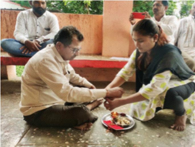 The sisters found their way in the wave of Rakshabandhan; Operational readiness of District Collectors of Osmanabad | रक्षाबंधनाच्या ओवाळणीत बहिणींना मिळाला रस्ता; उस्मानाबादच्या जिल्हाधिकाऱ्यांची कार्यतत्परता The sisters found their way in the wave of Rakshabandhan; Operational readiness of District Collectors of Osmanabad | रक्षाबंधनाच्या ओवाळणीत बहिणींना मिळाला रस्ता; उस्मानाबादच्या जिल्हाधिकाऱ्यांची कार्यतत्परता