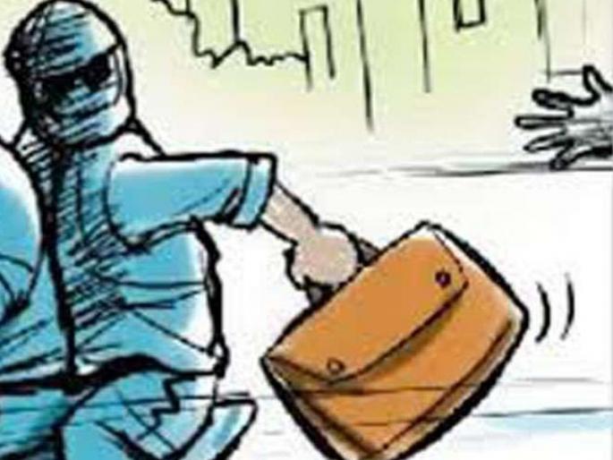 Five lakh stolen from the trunk of a two-wheeler | दुचाकीच्या डिक्कीतून पाच लाख लंपास