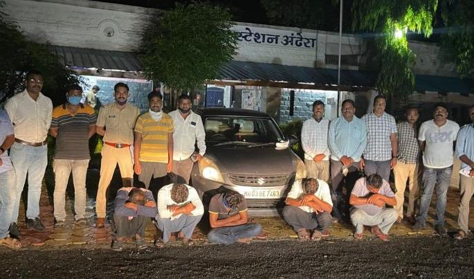 Five people were arrested in connection with the robbery | दराेड्याच्या प्रयत्नात असलेल्या पाच जणांना अटक Five people were arrested in connection with the robbery | दराेड्याच्या प्रयत्नात असलेल्या पाच जणांना अटक