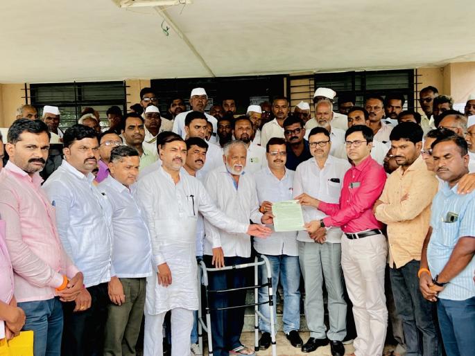 Withdraw onion export duty, otherwise stop the road movement Farmers of Chandwad taluka are aggressive | कांदा निर्यात शुल्क मागे घ्या, अन्यथा रास्ता रोको आंदोलन; चांदवड तालुक्यातील शेतकरी आक्रमक   Withdraw onion export duty, otherwise stop the road movement Farmers of Chandwad taluka are aggressive | कांदा निर्यात शुल्क मागे घ्या, अन्यथा रास्ता रोको आंदोलन; चांदवड तालुक्यातील शेतकरी आक्रमक