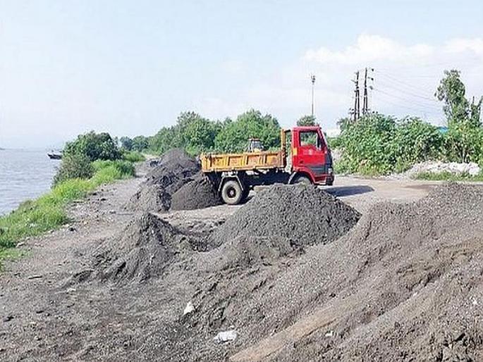 Bangladeshis collect sand in Vaitarana Dam; More than 50 workers employed | वैतरणा धरण क्षेत्रात बांगलादेशींकडून रेतीउपसा; ५० हून अधिक कामगार कार्यरत Bangladeshis collect sand in Vaitarana Dam; More than 50 workers employed | वैतरणा धरण क्षेत्रात बांगलादेशींकडून रेतीउपसा; ५० हून अधिक कामगार कार्यरत