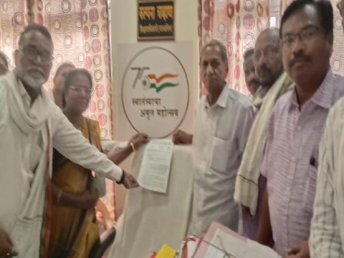 A statement of problems pasted on the chair of the education officer | शिक्षणाधिकाऱ्यांच्या खुर्चीला चिपकविले समस्यांचे निवेदन A statement of problems pasted on the chair of the education officer | शिक्षणाधिकाऱ्यांच्या खुर्चीला चिपकविले समस्यांचे निवेदन