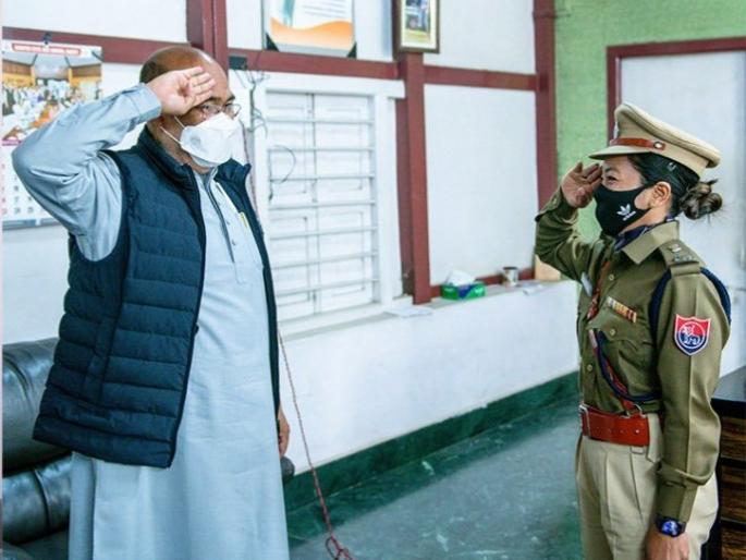 Mirabai Chanu: Olympic champion Mirabai Chanu becomes ASP, salutes CM N. biren singh | Mirabai Chanu: ऑलिंपिक विजेती मीराबाई चानू बनली ASP, मुख्यमंत्र्यांना केला सॅल्यूट Mirabai Chanu: Olympic champion Mirabai Chanu becomes ASP, salutes CM N. biren singh | Mirabai Chanu: ऑलिंपिक विजेती मीराबाई चानू बनली ASP, मुख्यमंत्र्यांना केला सॅल्यूट