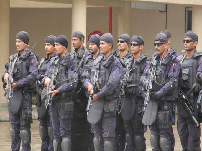 Police increase security outside major mosques in Mumbai; Quick Response Team personnel also deployed | मुंबईतील मोठ्या मशीदींबाहेर पोलिसांनी सुरक्षा वाढवली; क्विक रिस्पॉन्स टीमचे जवानही तैनात Police increase security outside major mosques in Mumbai; Quick Response Team personnel also deployed | मुंबईतील मोठ्या मशीदींबाहेर पोलिसांनी सुरक्षा वाढवली; क्विक रिस्पॉन्स टीमचे जवानही तैनात