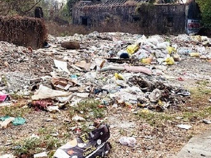 Dumping of debris now in Bawanchal in dombivali | बावनचाळीत आता डेब्रिजचे डम्पिंग; एकेकाळचे वैभव लोपले, कचऱ्याची दुर्गंधी Dumping of debris now in Bawanchal in dombivali | बावनचाळीत आता डेब्रिजचे डम्पिंग; एकेकाळचे वैभव लोपले, कचऱ्याची दुर्गंधी