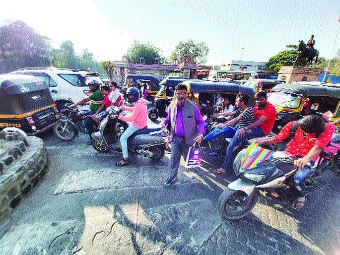 City traffic was not disciplined even after the operation; The pinnacle of chastity | कारवाईनंतरही शहरातील वाहतुकीला शिस्त लागेना; बेशिस्तपणाचा कळस City traffic was not disciplined even after the operation; The pinnacle of chastity | कारवाईनंतरही शहरातील वाहतुकीला शिस्त लागेना; बेशिस्तपणाचा कळस