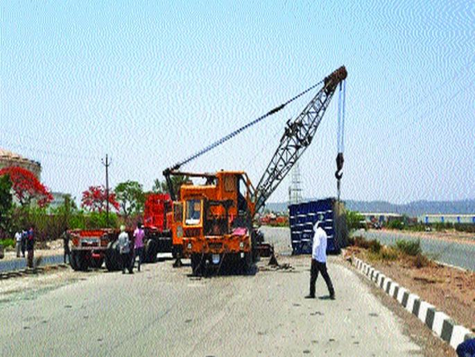  Chemical container overturned on Uran-Panvel route; Accident near Dhootum | उरण-पनवेल मार्गावर रसायनाचा कंटेनर पलटी; धुतूमजवळ अपघात