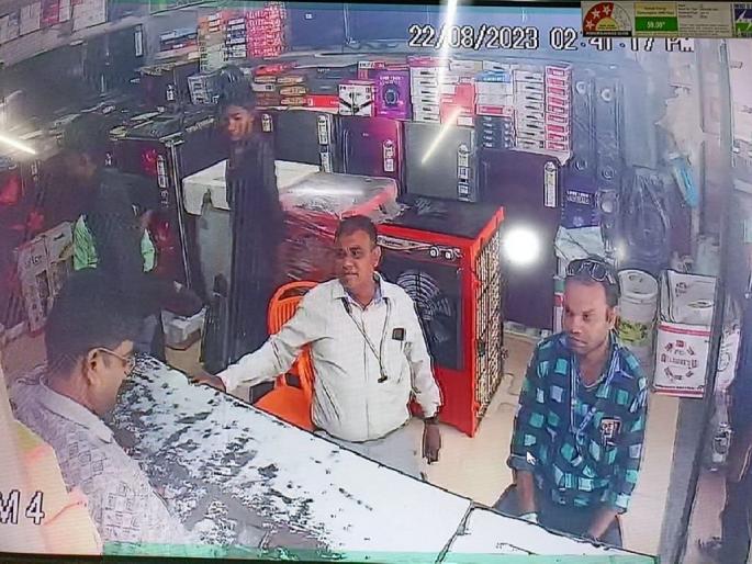 In the name of 'GST', fake officials cheated traders in nagpur district | ‘जीएसटी’च्या नावावर तोतया अधिकाऱ्यांनी व्यापाऱ्यांना गंडविले! In the name of 'GST', fake officials cheated traders in nagpur district | ‘जीएसटी’च्या नावावर तोतया अधिकाऱ्यांनी व्यापाऱ्यांना गंडविले!