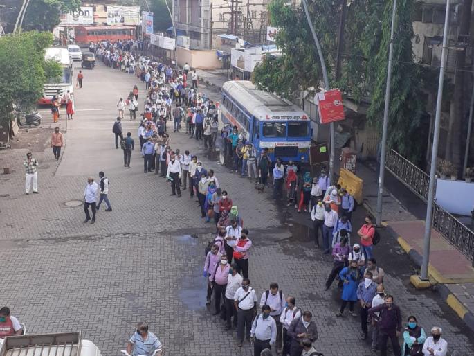 UnlockDown1: Long queues of passengers go to work in Dombivli; But not getting vehicles | Unlock 1: डोंबिवलीत कामावर जाण्यासाठी भल्यामोठ्या रांगा; पण वाहनेच नाहीत UnlockDown1: Long queues of passengers go to work in Dombivli; But not getting vehicles | Unlock 1: डोंबिवलीत कामावर जाण्यासाठी भल्यामोठ्या रांगा; पण वाहनेच नाहीत