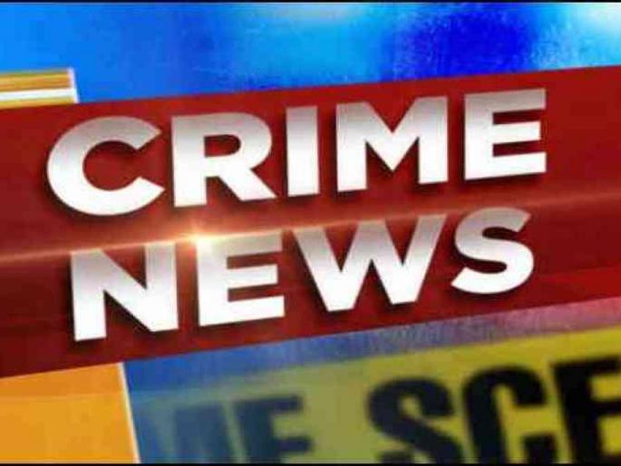 Two people pass by throwing bundles of Gawthi Kattya at the police | गावठी कट्टयाचे गाठोडे पोलिसाच्या अंगावर फेकून दोन जण पसार  