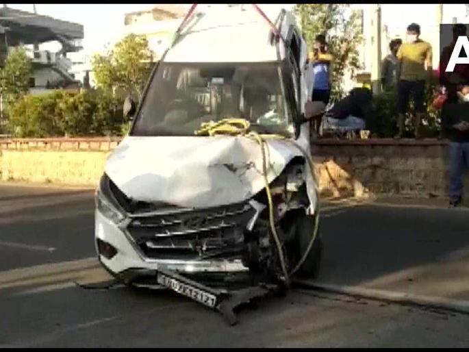 Car Accident: 4 women killed in car crash on the sidewalk | Car Accident : फुटपाथवर वेगात चढली कार, भीषण अपघातात 4 महिलांचा मृत्यू