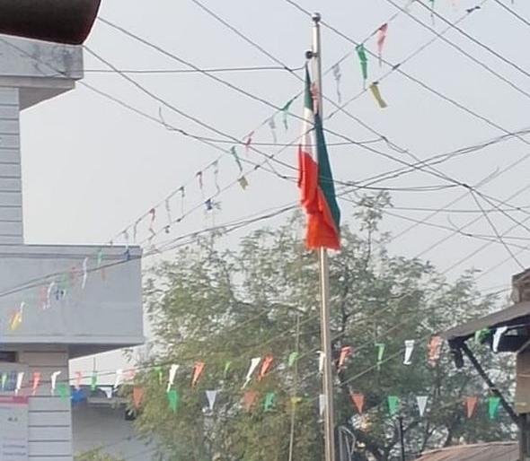 National flag hoist in wrong direction at Brahmanwada Thadi in Amravati district | अमरावती जिल्ह्यातील ब्राह्मणवाडा थडी येथे फडकविला उलटा तिरंगा National flag hoist in wrong direction at Brahmanwada Thadi in Amravati district | अमरावती जिल्ह्यातील ब्राह्मणवाडा थडी येथे फडकविला उलटा तिरंगा