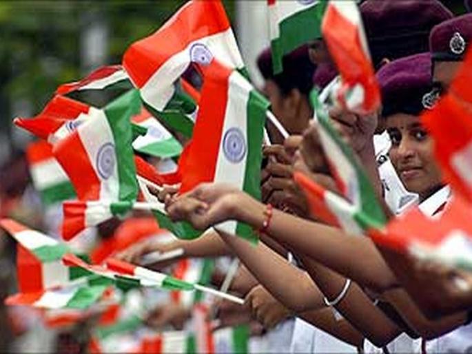 Funding for the school from EcoFrenlandly Tricolor sale, unique program of students | इकोफ्रेंडली तिरंगा विक्रीतून शाळेसाठी निधीसंकलन, विद्यार्थ्यांचा अनोखा उपक्रम